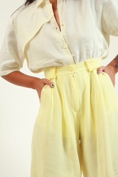 Imagem do bermuda cintura mega alta vintage amarela