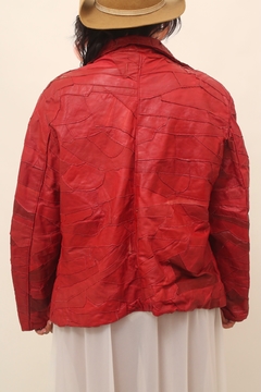 Jaqueta couro vermelha recortes forrada - Capichó Brechó