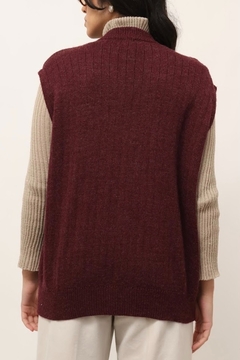 Imagem do colete tricot bordo vintage bordado
