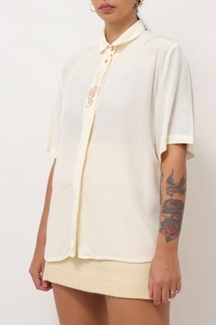 Imagem do Camisa off white bordado frente b.perola