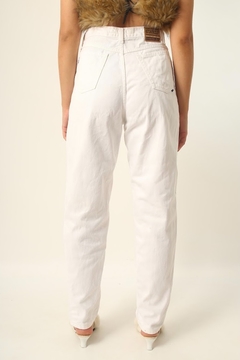 Calça jeans branca cintura mega alta na internet