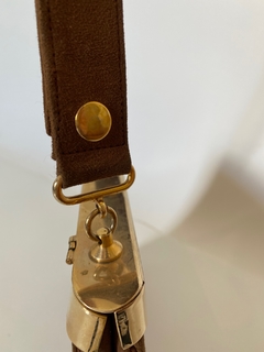 Bolsa marrom couro detalhe dourado - comprar online