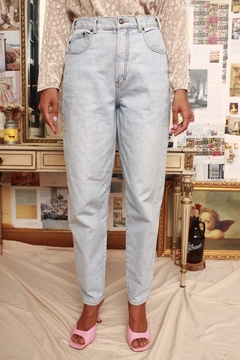 Calça mom jeans azul clara cintura mega alta na internet