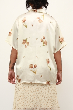 Camisa acetinada vintage flores marrom na internet