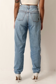 calça jeans mom cintura alta det lateral - Capichó Brechó