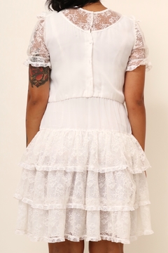 Vestido branco detalhe renda vintage na internet