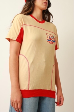 camiseta bege com vermelho vintage 70’s - loja online