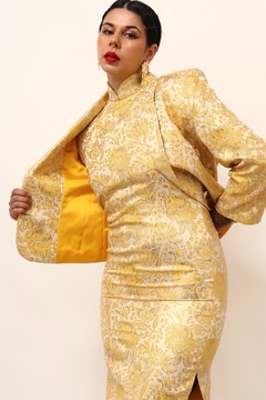 Vestido dourado com blazer fenda na internet