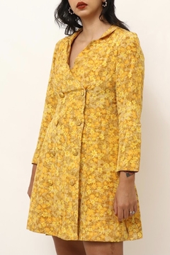 Imagem do vestido amarelo floral forrado alfaiataria