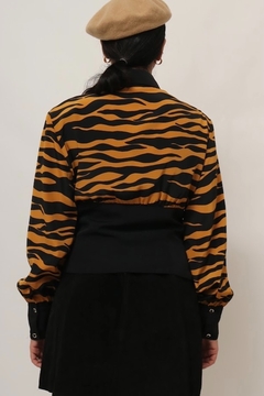 camisa tigre acinturada manga longa