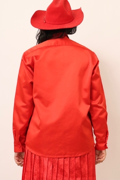 Camisa acetinada vermelha ombreira encorpada