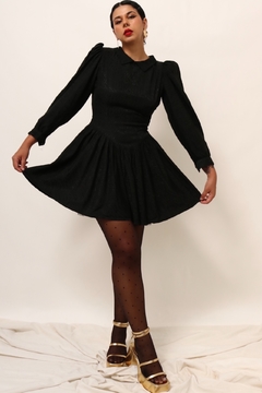 Vestido preto rodado textura 90´s Wandinha - comprar online