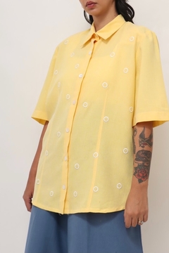 camisa amarela vintage detalhes off - loja online