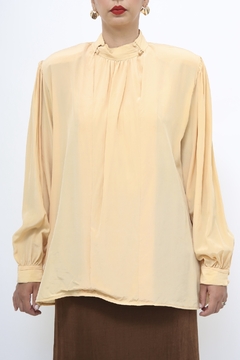 Camisa amarela ombreira manga bufante seda - loja online
