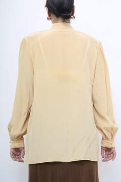 Imagem do Camisa amarela ombreira manga bufante seda