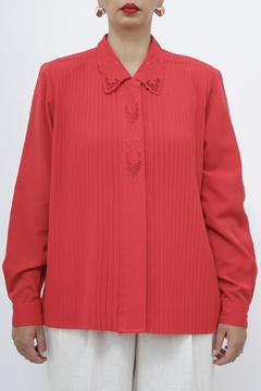 Camisa vermelha bordada vintage na internet