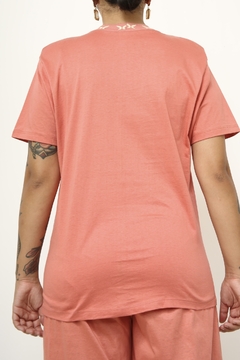 Conjunto salmão folha bordado Camiseta com bermuda - comprar online