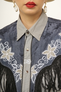 Camisa franja cinza com bordado vintage