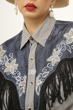 Camisa franja cinza com bordado vintage na internet