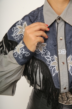 Imagem do Camisa franja cinza com bordado vintage