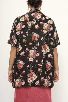 Camisa preta flores rosa - Capichó Brechó