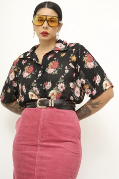 Camisa preta flores rosa