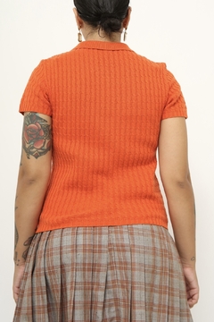 Polo tricot laranja trama na internet