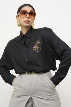 Camisa preta bordado flor - comprar online