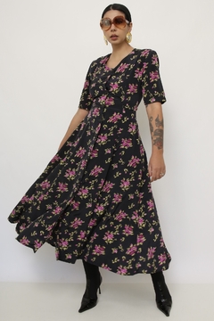 Vestido preto estampa flores roxa longo acinturado