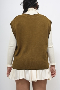Colete pulover oliva bordado gola V - Capichó Brechó