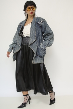 Jaqueta jeans recorte em couro rebite - loja online