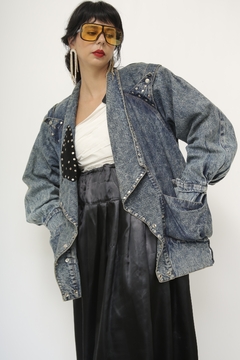 Jaqueta jeans recorte em couro rebite - loja online