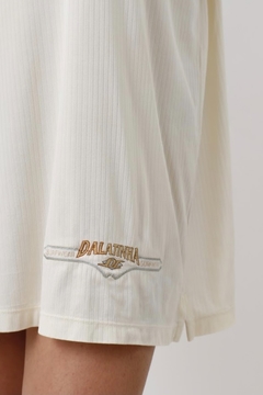 Blusa malha fria creme detalhe bordado - loja online