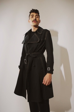 Trenc coat preto forrado  pesponto bege cinto utilitário - loja online