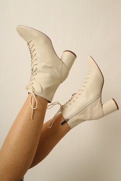 Bota couro Zara off white cadarco - loja online