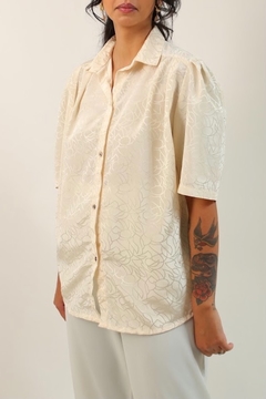Camisa acetinada manga bufante flores