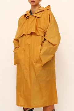 Capa de chuva amarela vintage levinha na internet