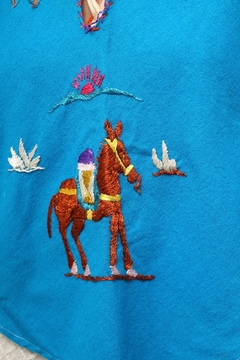 Poncho cavalo bordado azul na internet