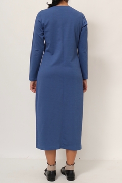 Vestido azul classico fenda frente botões na internet