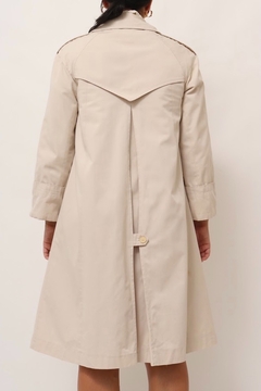 trench coat bege forado recorte vintage na internet