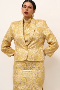 Vestido dourado com blazer fenda