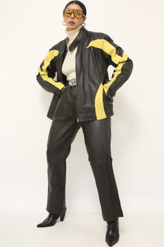 Jaqueta couro esportiva preta e amarela - Capichó Brechó