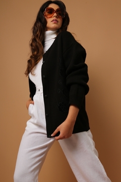 Cardigan preto ombreira detalhe bordado - comprar online