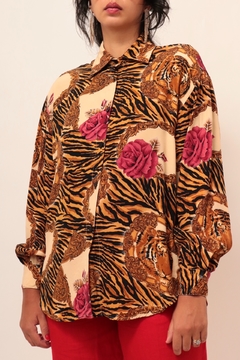 Camisa tigre flores vintage ombreira - Capichó Brechó