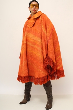 Poncho laranja franjas vintage - Capichó Brechó