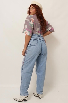 Calça jeans cintura alta detalhe escrita lateral - Capichó Brechó