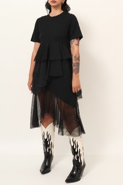 Vestido preto saia tule assimetrica garimpado em Barcelona - Capichó Brechó