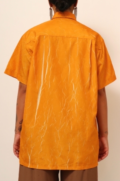 Imagem do Camisa amarela vintage detalhe estampa