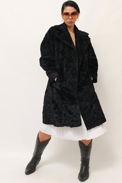 casaco pelucia preto forrado vintage - Capichó Brechó