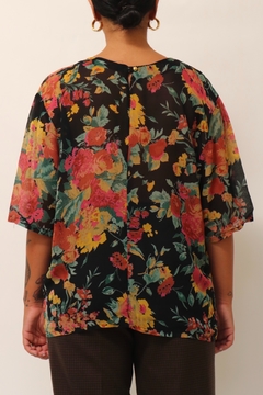 Blusa preta floral vintage - Capichó Brechó